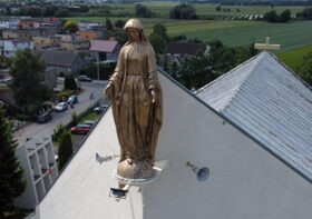Umieszczenie figury Matki Bożej